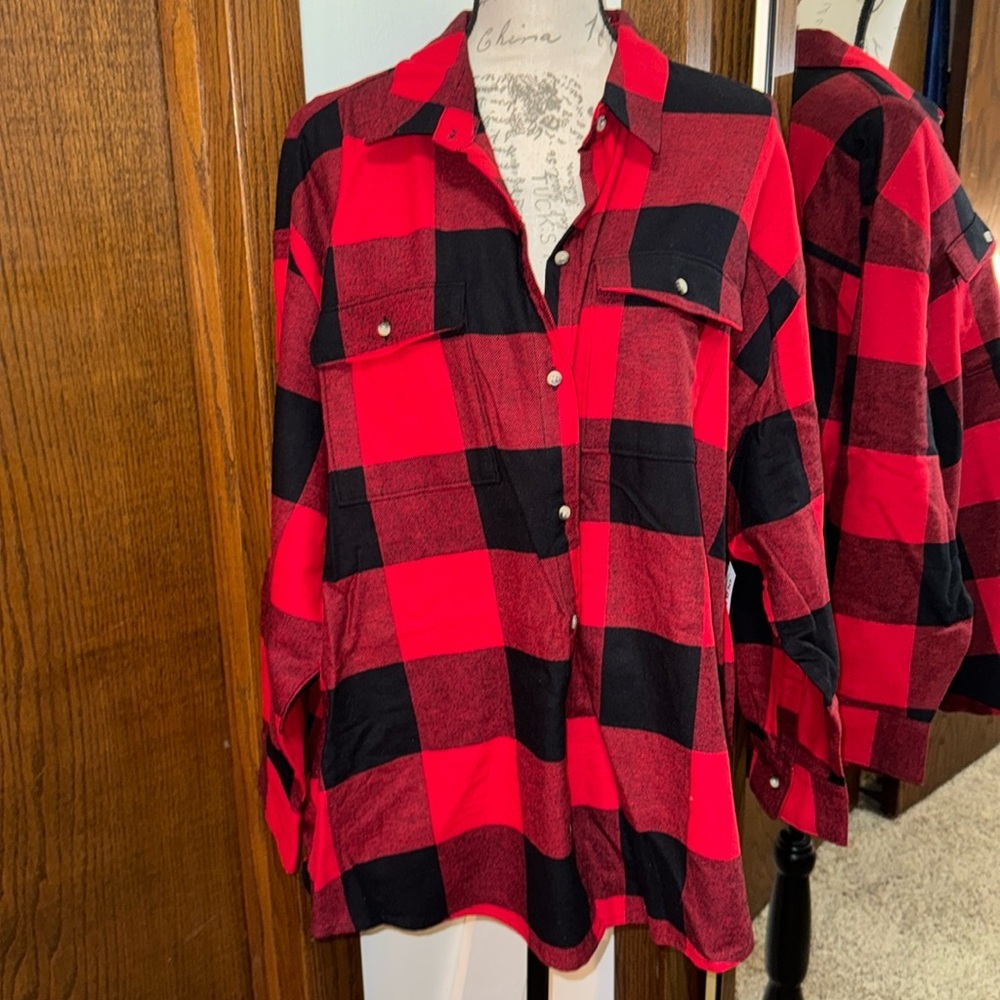 Women’s new red and black checkered XXL Old Navy button-down top